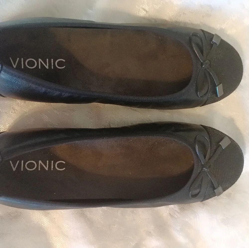 Vionic Minna black leather ballet slipper flat shoes size 6